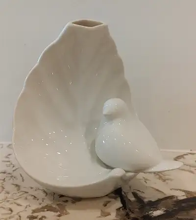 This beautiful bud vase is a vintage piece produced by Tirschenreuth, Bavaria (Germany) in the 1970s...