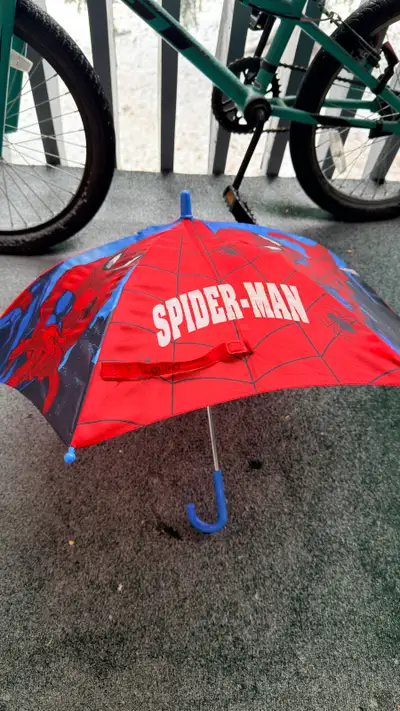 Make a splash with this adorable Spiderman umbrella! Though it's seen a few rainy days, it's still i...