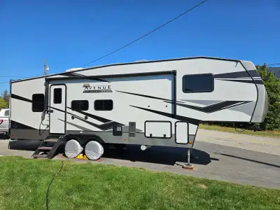 ️ 2023 Alliance Avenue 28BH Fifth Wheel • 32’ overall length • Bunkhouse floorplan • Queen bed • Two...