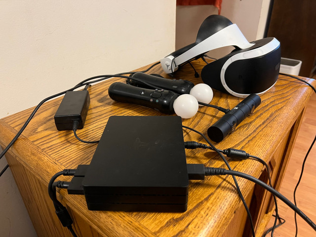 PS4 VR headset ( HDMI cable included ) in Sony Playstation 4 in Dartmouth - Image 2