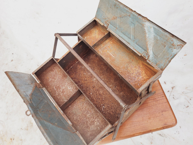 Vintage Metal Folding Toolbox in Tool Storage & Benches in North Bay - Image 3