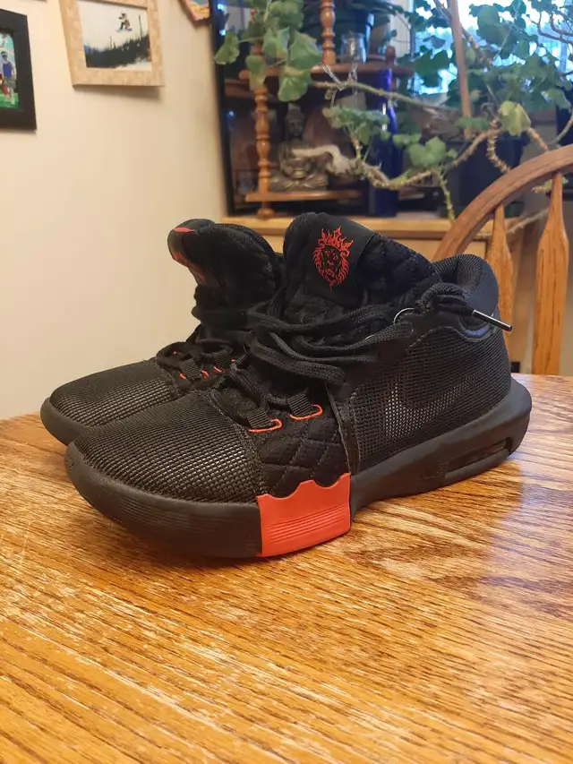 Basketball shoes size 9 in Kids & Youth in Whitehorse - Image 2