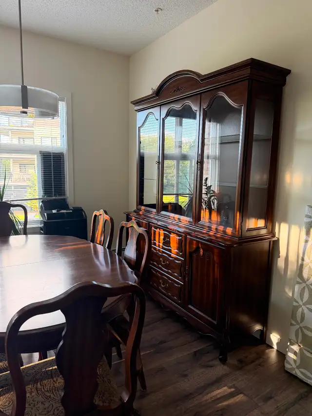 REDUCED! MOVING SALE Beautiful Dining Room Table in Dining Tables & Sets in Edmonton - Image 3