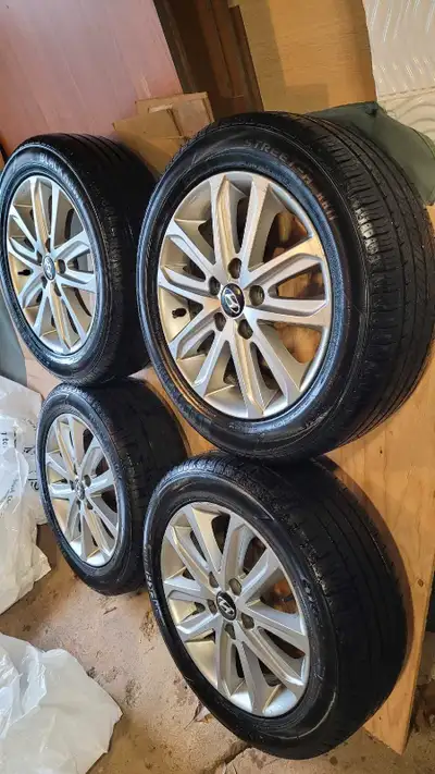 Hyundai OEM rims , 16x6.5J, 5x114.3 bolt pattern, 67.1 center, offset 53. In good condition, some sc...