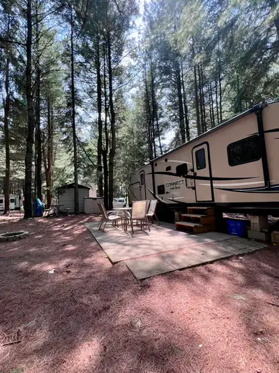 Your Summer Getaway Awaits at Fisherman’s Cove Family Campground (Site W70) – Minutes Away From Kinc...