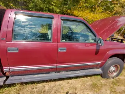 All original and Hard to find combination: Heavy Duty 1 Ton 4-door 6-seater 1998 4x4 OBS GMC Sierra...