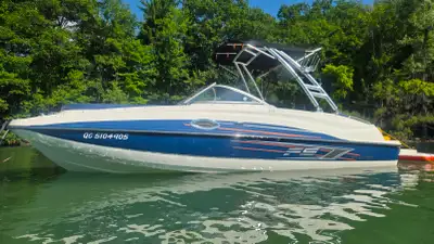 Bateau deckboat Arche wakeboard Toilette Remorque 2 essieux pneus neuf