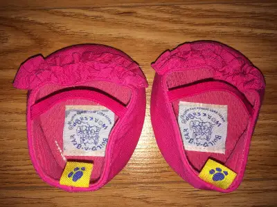 Tous les jouets sont très propres et en excellent état. 1-2- Build-a-Bear, chaussures roses pour tou...