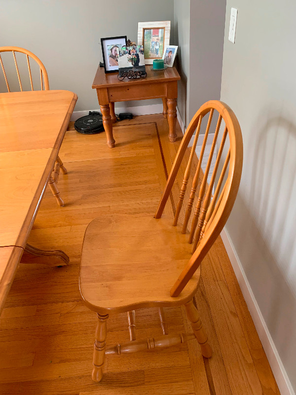 Dinning table and chairs in Dining Tables & Sets in Calgary - Image 4