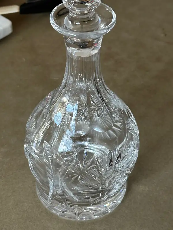 Elegant Vintage Cut Crystal Decanter - Pinwheel Star Pattern in Kitchen & Dining Wares in City of Montréal - Image 10