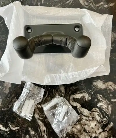 Support mural pour guitare, base ,ukulélés, banjo etc neuf il peut s’installer de deux façons.$10