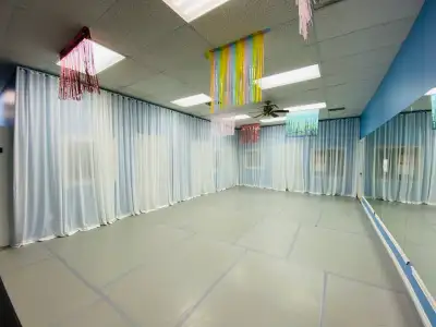 Dancing space/studio for rent with handrails 