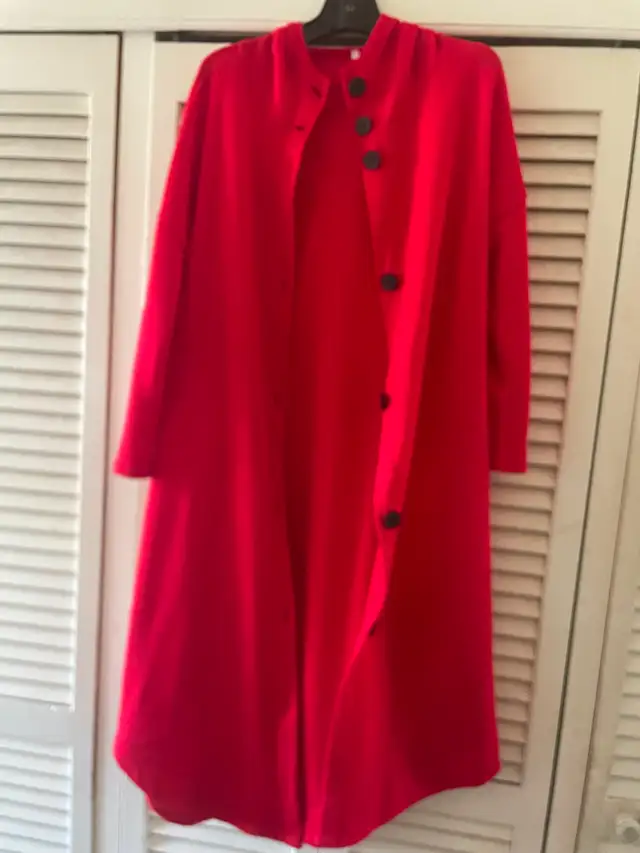 Léger manteau long rouge in Women's - Tops & Outerwear in City of Montréal - Image 3