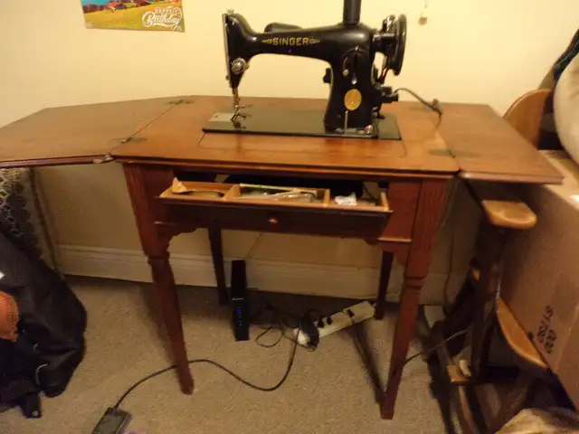 Antique Singer Sewing Machine in Arts & Collectibles in City of Toronto - Image 4