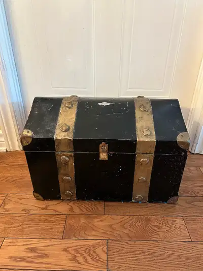Coffre en bois vintage chest, View more