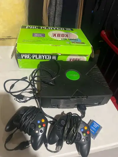 Xbox console, memory card and 2 controller. GT saga game.