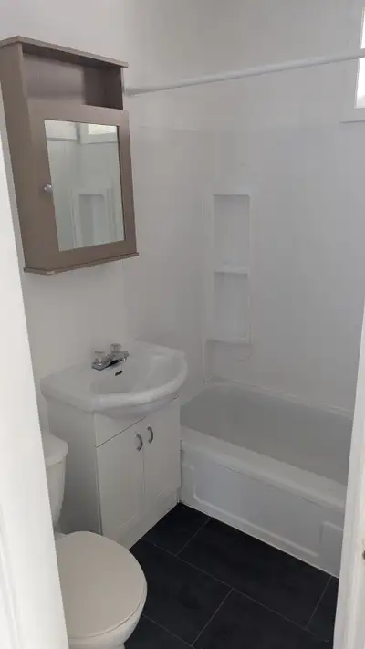 4 1/2 situé au 2e étage d'un triplex à Shawanigan, Non chauffé - non éclairé Poêle non fourni Entrée...