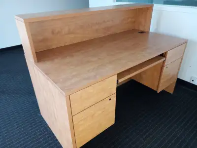 A QUI LA CHANCE? Bureau (réception) 30 x 60 po avec huche comme neuf avec clés. Utilisé moins d'un a...