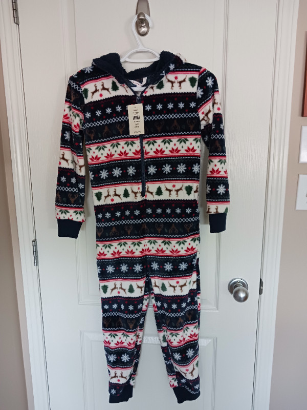 NWT - kids Christmas pajamas with bum flap - size 7/8 dans Fêtes et événements  à Winnipeg - Image 3