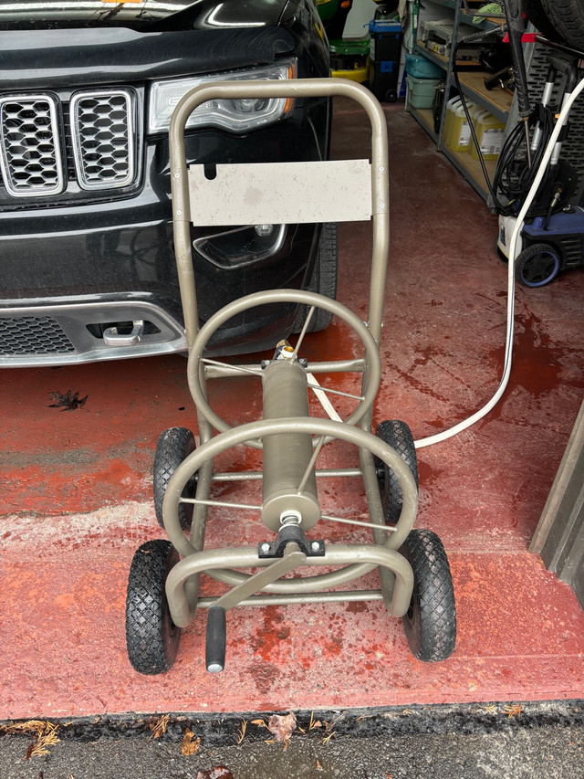 Dévidoir amovible de boyau d’arrosage Garden hose reel on wheels dans Outils d'extérieur et entreposage  à Ouest de l’Île - Image 3