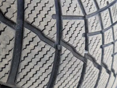 4 jantes tôle avec pneus hiver 225 65 r17. Entraxe 5x115. Avec 4 enjoliveurs dodge. Les roues étaien...