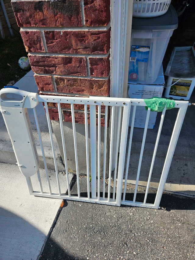 Baby gate  in Gates, Monitors & Safety in Kitchener / Waterloo - Image 2