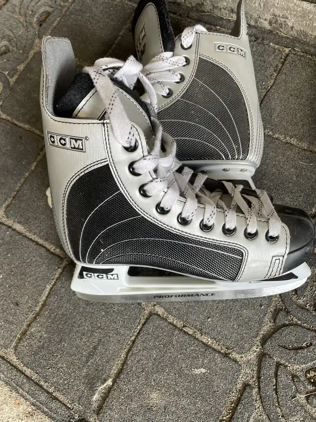 Patins de hockey CCM 232 HEAT grandeur 3 in Hockey in Laval / North Shore - Image 4