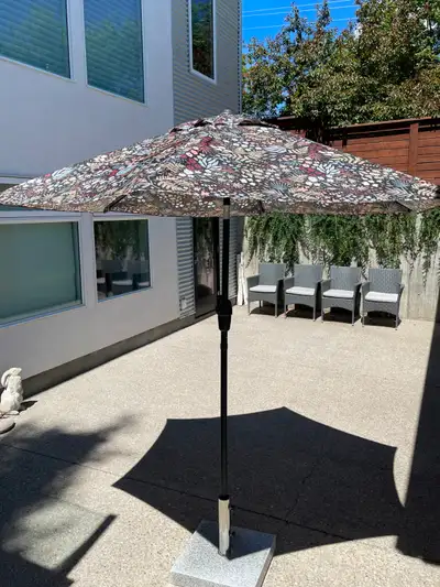 This market umbrella is 7.5 feet in diameter and has a crank to lift and also tilts. It comes with a...