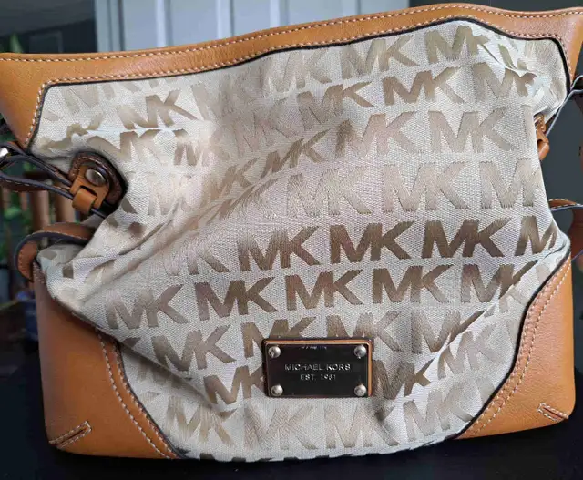 Michael Kor Large Tote Bag  in Women's - Bags & Wallets in Oakville / Halton Region - Image 2
