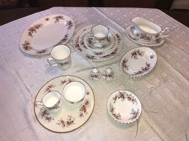 Royal Albert Lavender Rose China Set in Kitchen & Dining Wares in Oshawa / Durham Region - Image 3