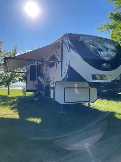 1 owner2014 39’ Avalanche 5th wheel trailer. Great condition ! 3 slide outs, to a full 12’ wide Rear...