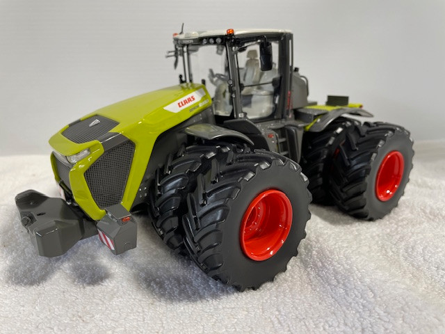 1/32 CLAAS XERION 12.650 High Detail 4wd Farm Toy Tractor in Toys & Games in Regina