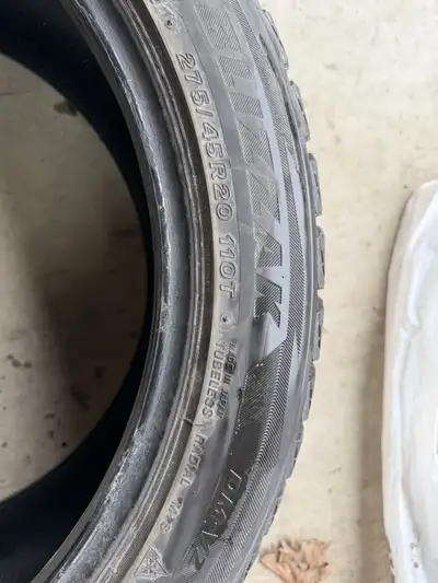 Je vends 4 pneus d’hiver Yokohama 275/45R20. Ces pneus d'hiver sont prêts à affronter 1 ou 2 hivers...