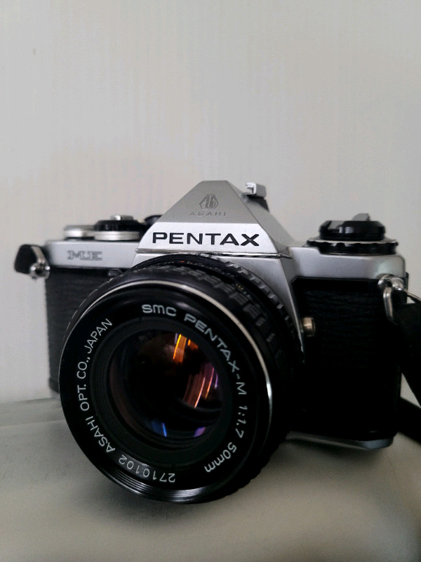 Pentax  ME 35mm SLR Film Camera W/ 50mm F/ 1. 7 Lens. dans Autre  à Ville de Montréal