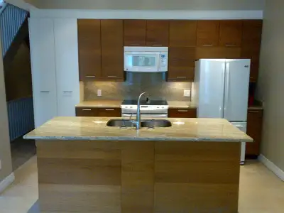 Cabbagetown Upper 2-Storey 2 BR Apartment