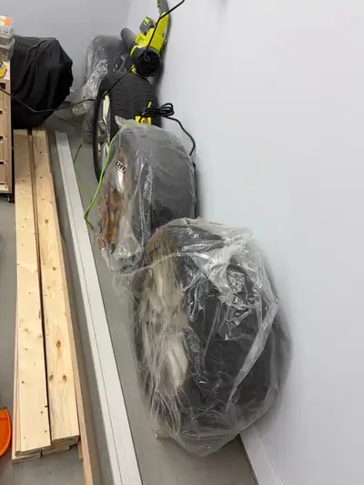 See pictures for details. The threads are almost gone, hence the price.