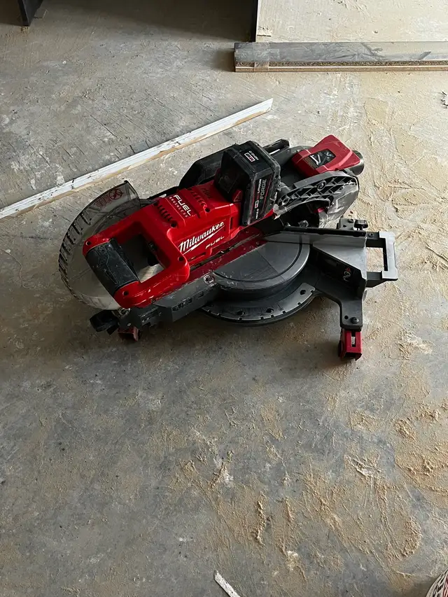 miter saw  in Power Tools in St. Catharines - Image 2