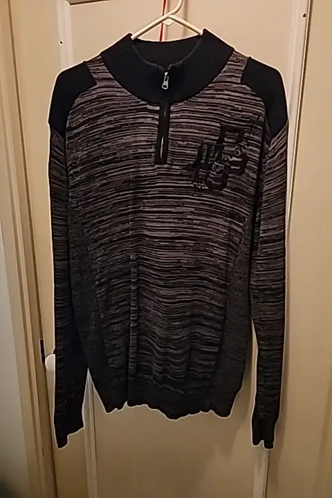 Sweater pull over in Men's in Kingston - Image 3