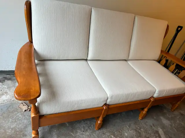 Solid Maple Couch – Brand New Cushions (Excellent Condition) in Couches & Futons in Ottawa - Image 3