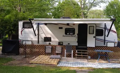 2014 Summerland Trailer in very good condition. Queen Bed with 3" foam (very comfortable) plus 2 bun...