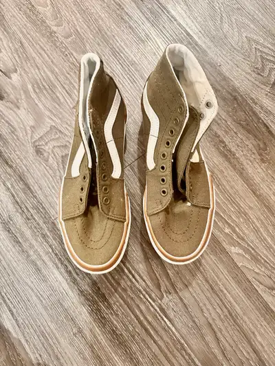 Platform vans green size 7 Used once , but basically new No shoe laces They were too big on me sadly