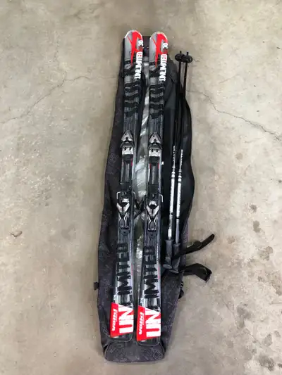 Selling a used in pre loved condition pair of Volkl Unlimited AC30 skis, perfect for carving down th...