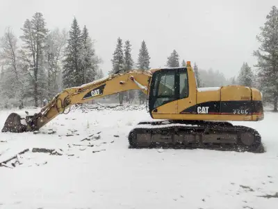 2001 cat 320cl Plumed with auxiliary hydrolics for thumb or attachments. C/w a new windshield in cra...