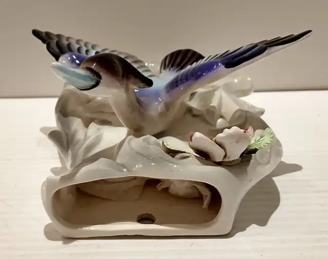 Wall pocket vase flying bird in Arts & Collectibles in Ottawa - Image 7