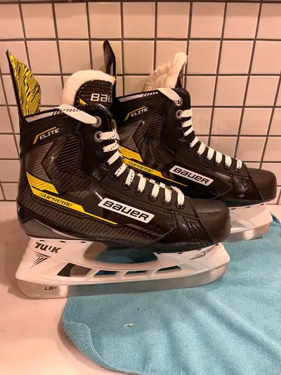 Bauer supreme Elite a vendre, utilisée mais très bonne condition. La taille est 7.5 en patin donc po...