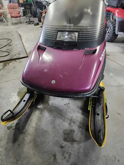 1991 safari glx 477cc , electric start, reverse. Sled runs and drive as it should. Carb cleaned, plu...