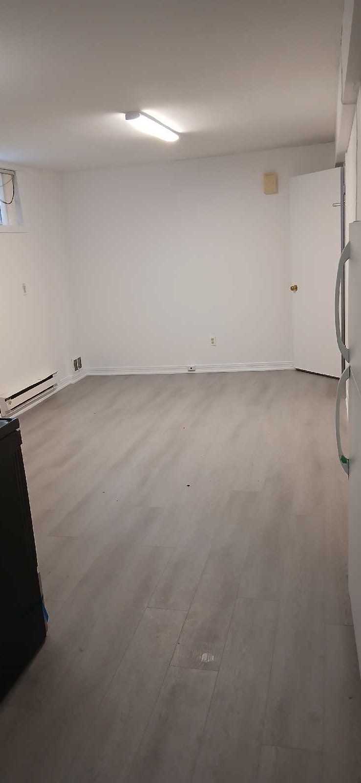 one bedroom, freshly painted snd new floor. spacious and bright 3