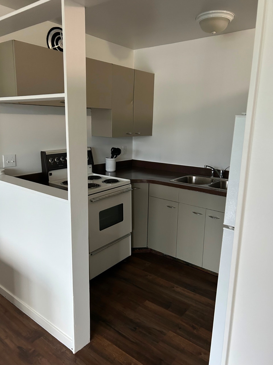 Pet-Friendly Apartment, En-Suite Laundry, Furnished Available 2