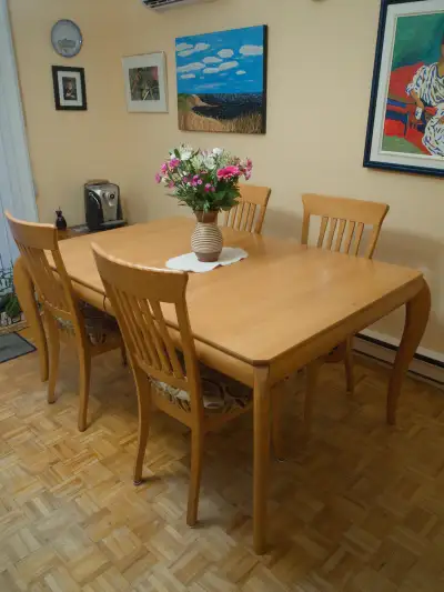 Table de cuisine et chaises en bois franc, View more
