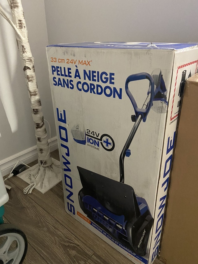 snowjoe snow Cordless shovel with battery kit (brand new in box